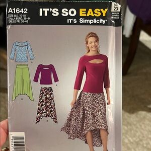 PATTERN

Simplicity Asymmetrical Skirt in Black and White Floral